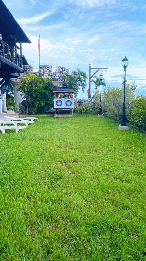 Tropicana Castle Dive Resort Powered By Cocotel Puerto Galera Exteriör bild