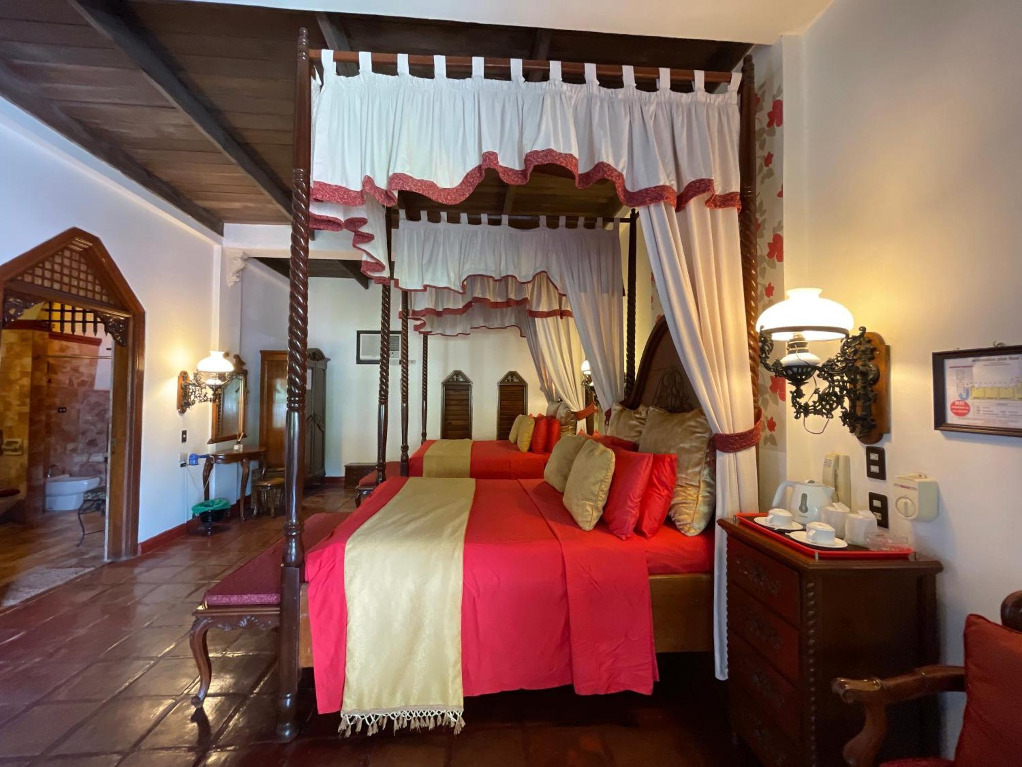 Tropicana Castle Dive Resort Powered By Cocotel Puerto Galera Rum bild