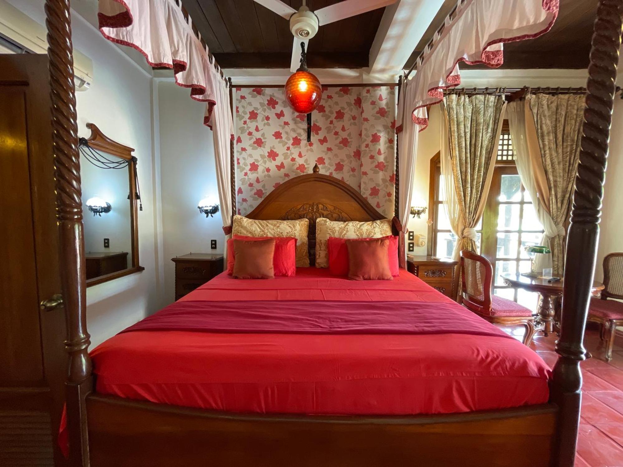 Tropicana Castle Dive Resort Powered By Cocotel Puerto Galera Rum bild