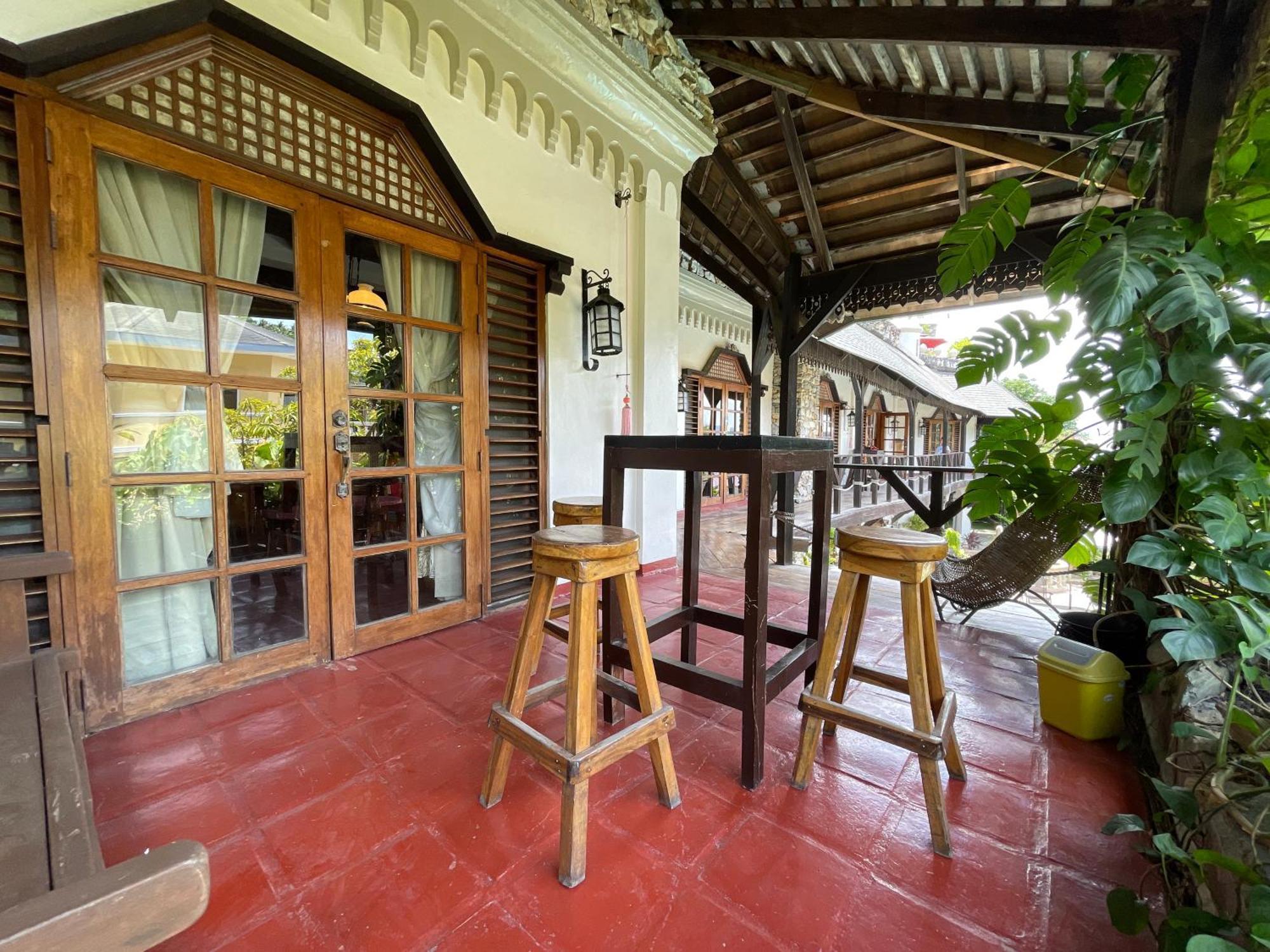 Tropicana Castle Dive Resort Powered By Cocotel Puerto Galera Rum bild