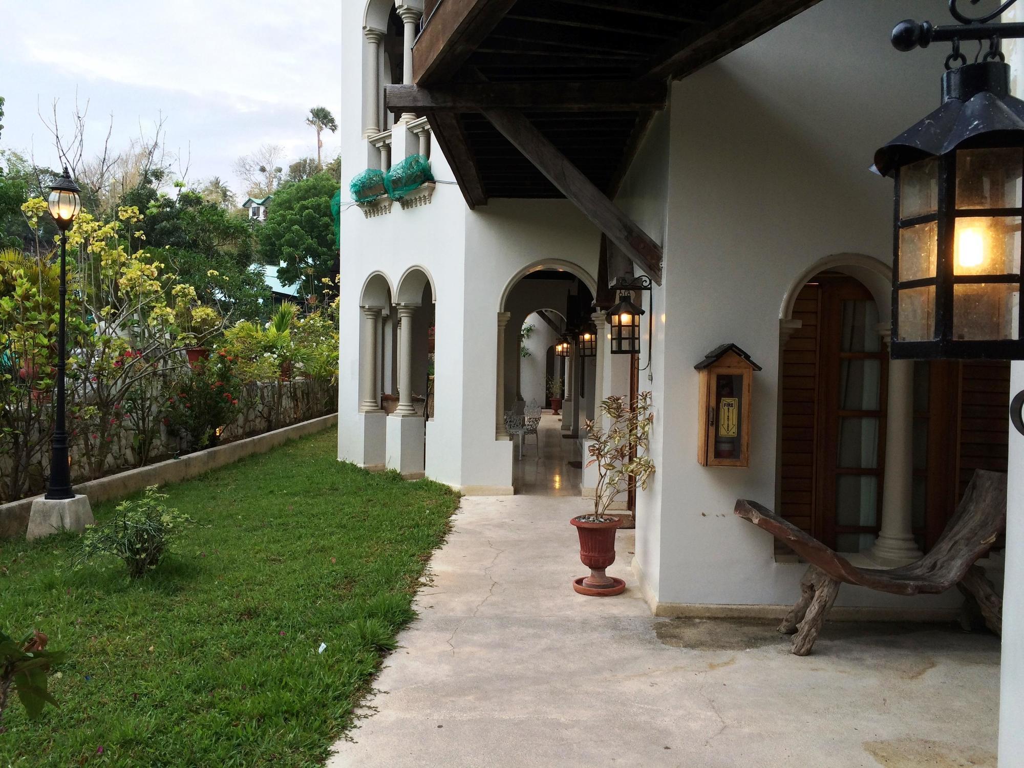 Tropicana Castle Dive Resort Powered By Cocotel Puerto Galera Exteriör bild